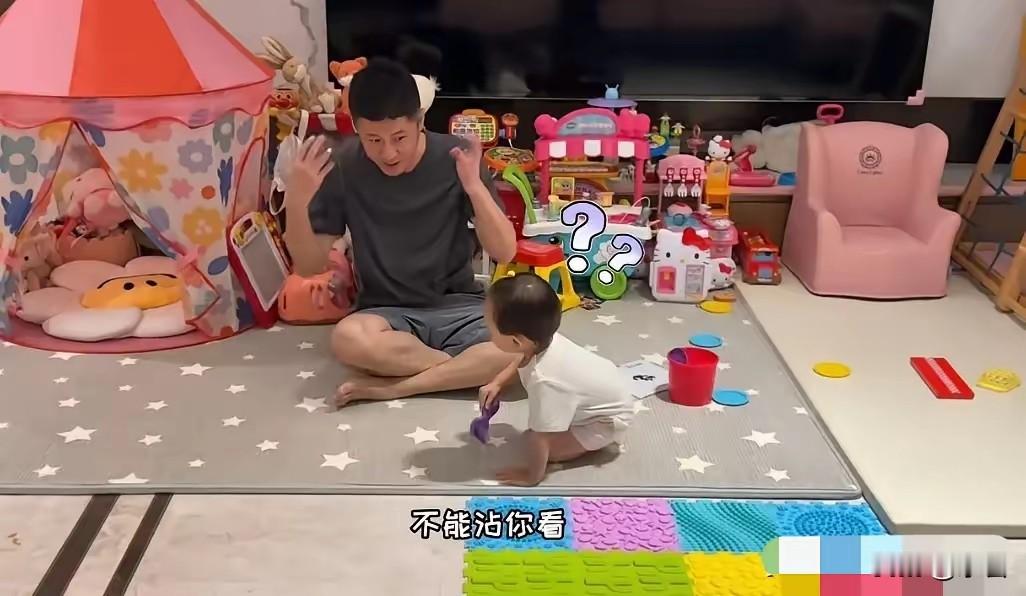 孙骁骁任重的家曝光！女儿奴实锤了！
家里没想象中那么大，但布置得超温馨～整个客厅几乎都是女儿嘻姐的玩具：小帐篷、爬爬垫、粉色小沙发、小城堡、攀爬架……粉粉的少女心爆棚！
不出门，嘻姐在家也能玩得很开心
而且好消息是：孙骁骁马上要生二胎啦！一家三口变四口，嘻姐也要有新玩伴了～
这才是接地气的幸福生活啊