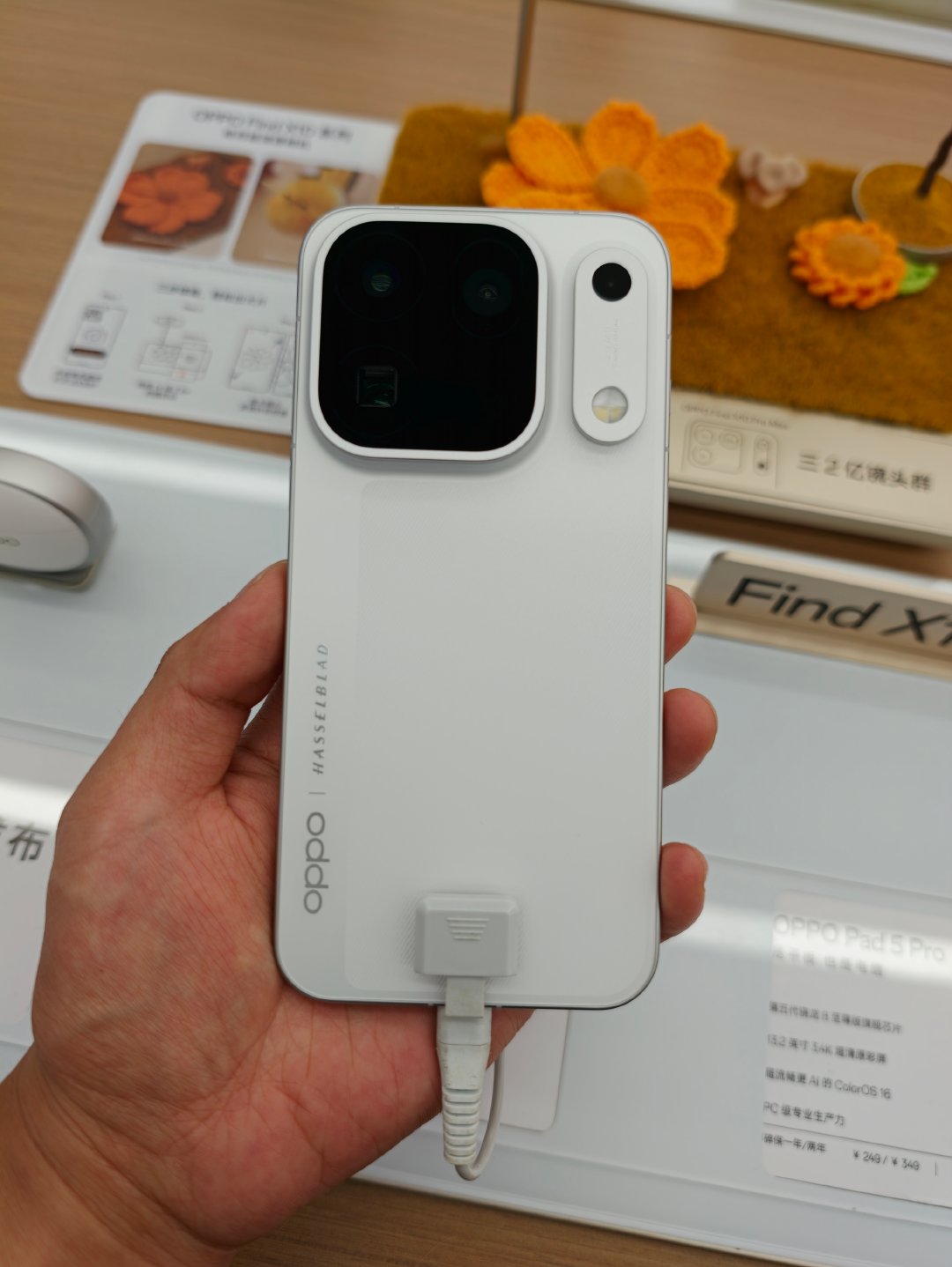 Find X10 系列，背面设计实机还是挺好看的 ​