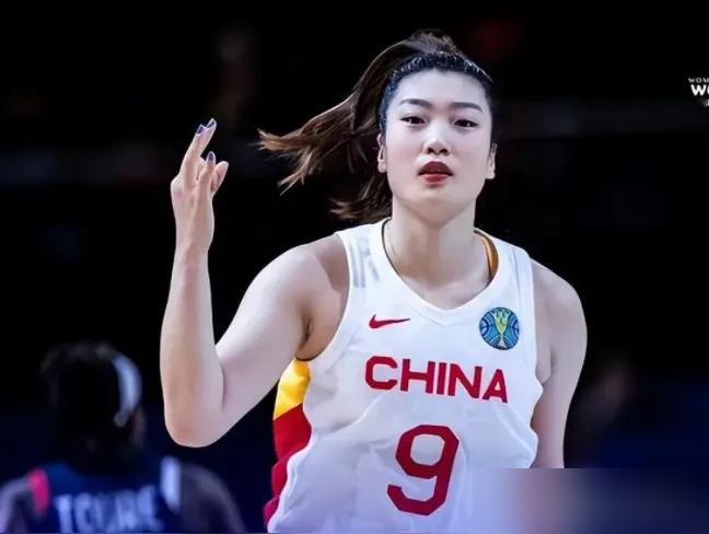98分钟绝境点球！王霜把首届女足亚冠冠军留武汉了！
0比1落后熬到加时，最后点球大战拼下来，总比分6比5赢了澳大利亚墨尔本城。半决赛决赛连进关键球，她是球队夺冠的绝对核心。
启蒙教练说她天生带着武汉人不服周的硬劲，拿冠后她接受FIFA专访说，不止为俱乐部赢球，就是要让世界更多人看到中国女足。