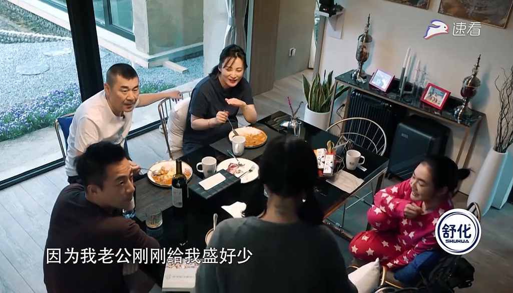 一次节目，汪小菲强行加入聊天说：“我喜欢看少女片。”

陈建斌一脸蒙：“什么片？”

汪小菲解释说：“就是那种少女一点的片子。”

大S立马理解了，直接怼他说：“文艺片啦。”

然后全场都开始笑。

汪小菲有点不懂装懂的样子，但是一点儿也不怯场，喜欢跟大家聊。

小S也喜欢默默嘲笑他。

他喜欢各种