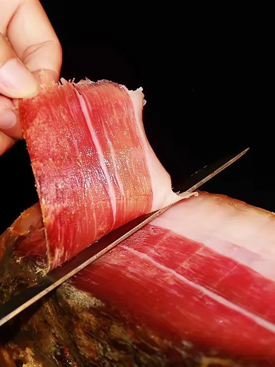 说个一些人不愿意承认的观点吧，火腿这种食材，为什么吃的人不多？因为它真的不好吃，无论是金华的、宣威的、如皋的还是西班牙的。
​火腿和腊肉是一样的，都是古代没有冷藏条件下的肉类保存方案，靠大量盐分实现长期储存，不是为了“更好吃”而诞生的食材，那种特殊的发酵风味其实对人类来说，并不是 ​