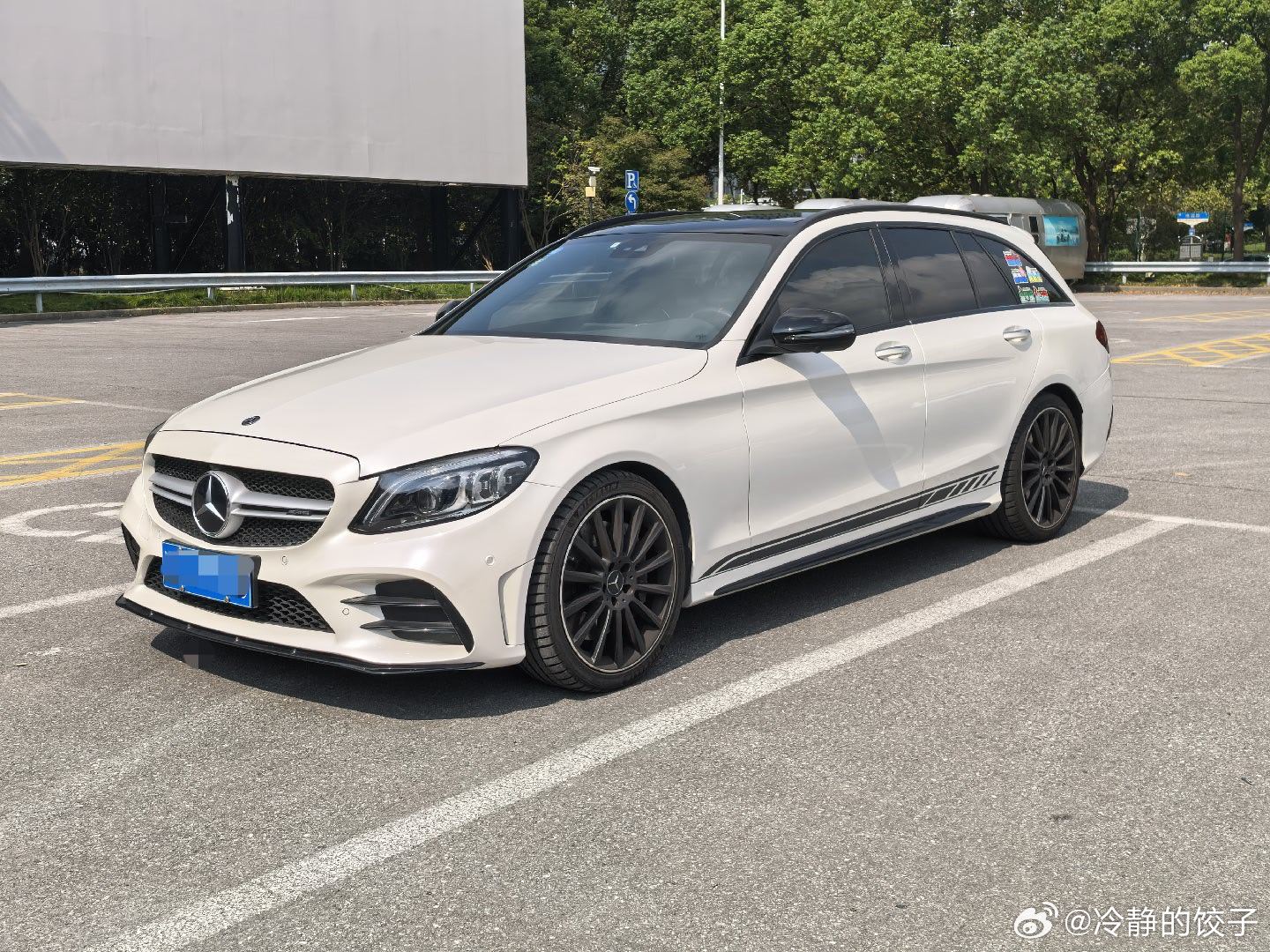 今天跟品鉴一台粉丝大哥赞助的C43 amg
之前只开过C63 sedanCLA45
看看这V6＋9AT＋四驱＋24年的PS4S
开起来怎么个事～

AMG的筒椅还是有点东西
一坐进去就包裹感极佳，好评

#奔驰c级amg# ​