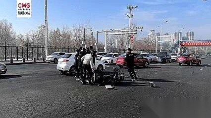 聊聊乌鲁木齐街头这道外卖骑手的“狂飙奇观”。
一年下来，交警拦下的骑手违章就上万起，这还只是落在纸面上的数字。你在路口站上五分钟，就能看见连头盔都没扣紧的电动车，逆着车流直冲过来，逼得行人猛退半步，小汽车司机一脚刹车踩到底，喇叭按得震天响。
总有人替骑手喊冤，说这都是平台催命催出来的，只要后台把送餐