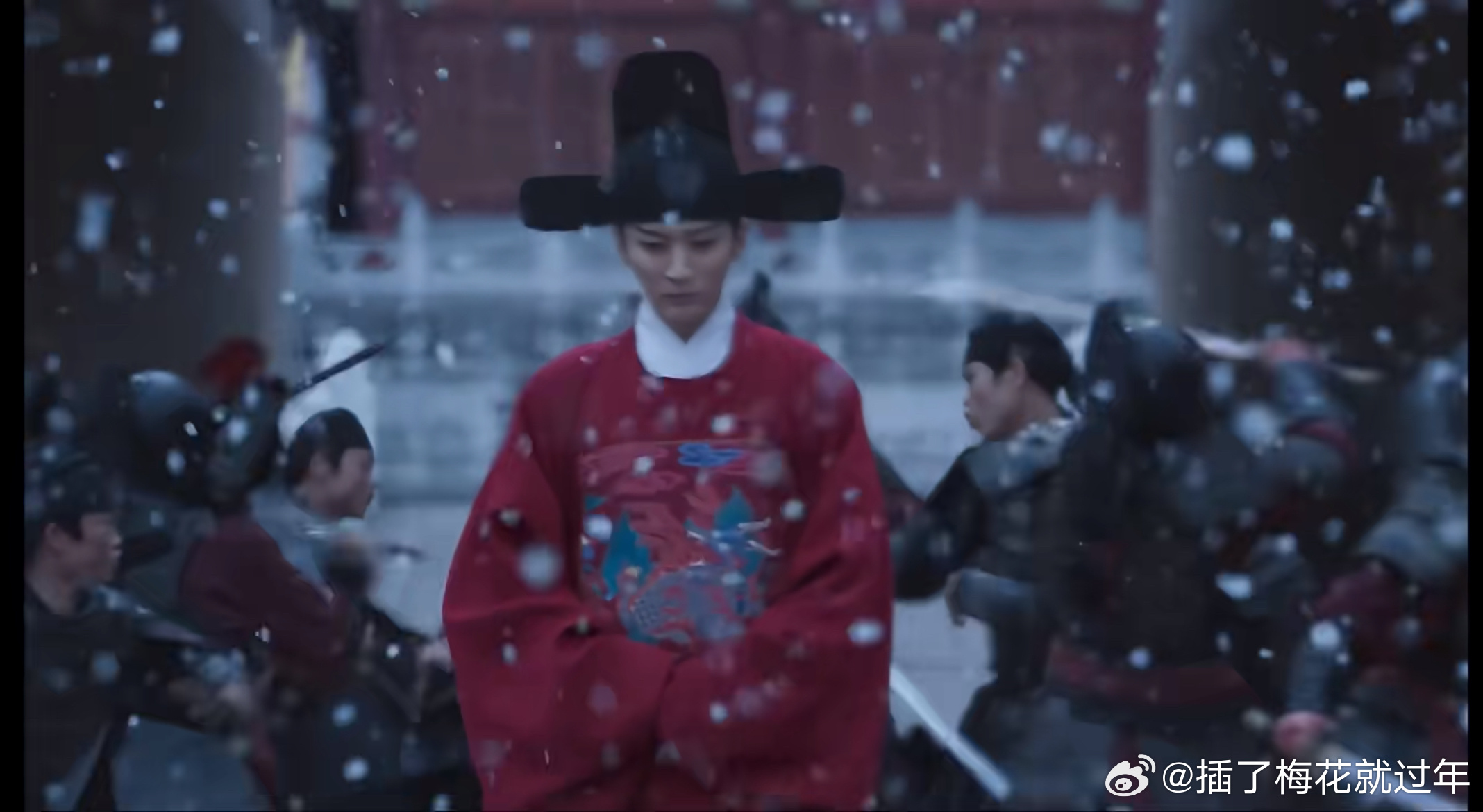 #许兰香一席话点醒林锦岐#
看完39集
先是难过落泪～那么好的二爷走了
接着又转悲为喜～
一是兰香以古喻今为大爷写了一场戏
让大爷联想到皇权清算场面～
二是大爷走出宫门沉重的脚步时恐怖的铁甲罗裙画面辅以童谣吟唱
暗示了此时的朝堂看似风平浪静却如同战场
大爷内心做了决定
三是最妙的转场是林大爷 ​