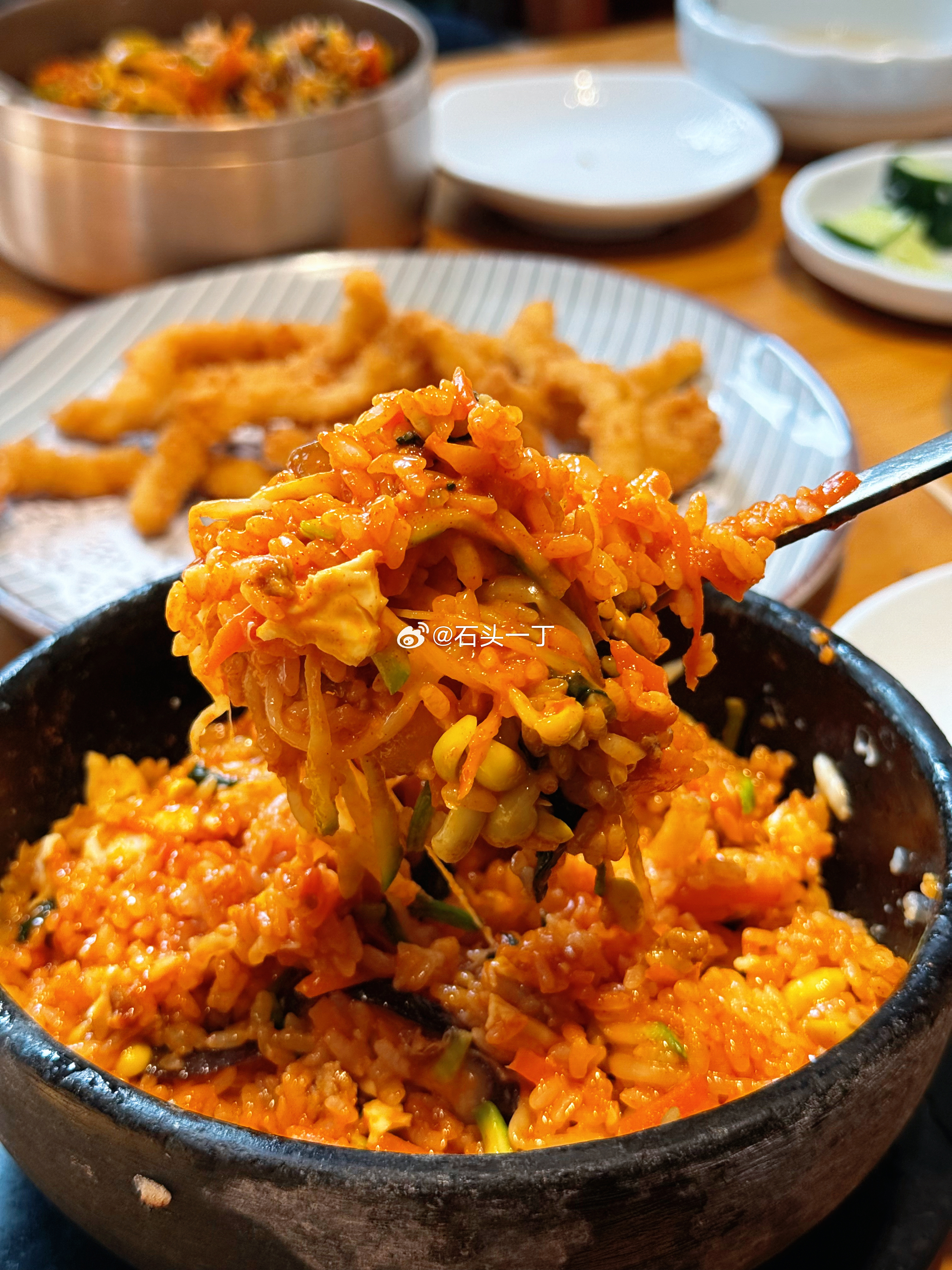 美食[超话] 中午出来和领导吃个饭，简单吃个石锅拌饭，他吃烤猪肉拌饭，原因是他吃东西太着急，吃石锅总会烫到，要了一个小份的干炸鱿鱼，油炸的真好吃。[哈哈][哈哈][哈哈]  ​​​