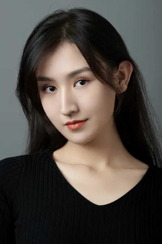 美女也有尴尬瞬间。比如模特刘恬汝，在某大赛总决赛礼服与泳装走秀时，低胸...