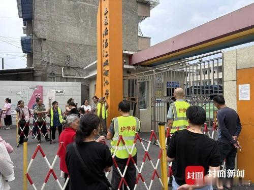 高龄老人护学（转）

乐山五通桥区牛华镇二码头小学校门口，四位头发花白的老人穿着“护学岗”马甲，手持器械站在校门两侧，其中最大的一位67岁。当地教育局刚刚公开回应此事，称“已督促该校立即整改，杜绝高龄老人顶岗、有偿代岗”。校门外的家长说起这一幕并不意外，有家长直言“四个头发花白的老人 ​