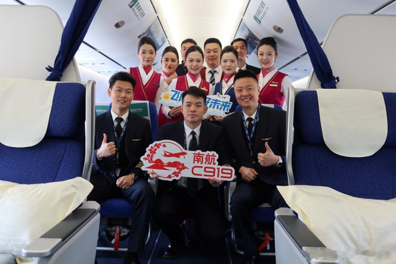 【南航C919商业运营两周年】
——机队规模达12架，安全运送旅客超213万人次

2026年9月19日，南航迎来了C919商业运营两周年。两年来，南航从接收首架C919到如今增至12架，从广州单点运营拓展至广州、长沙双基地，运行航点从4个增至17个，C919累计执飞航班超1.5万班次，安全运营超35000小时，安全运送旅 ​