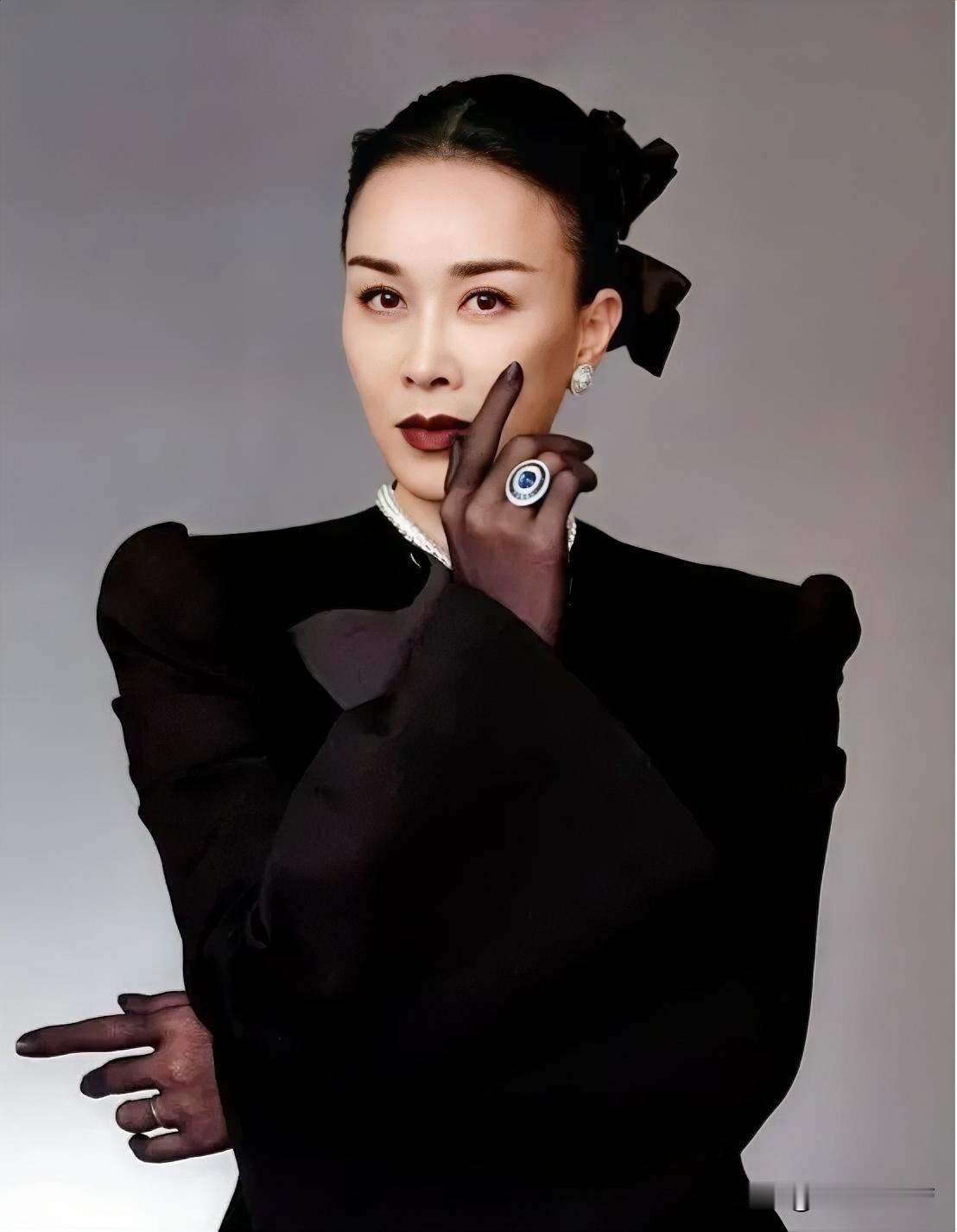 终于找到那英能长红这么多年的原因了！
原来她既不是只凭借优秀的唱功
也不是仅仅靠豪爽的性格，而是那“多年如一日”坚持运动的毅力！
很多人对那英的印象可能是，唱功好，现场稳的不行；性格直爽，娱乐圈朋友非常多。但你不知道的是，如今已58岁的那英，坚持高强度运动将近十年。
据那英透露，她有着固定的训练计划
