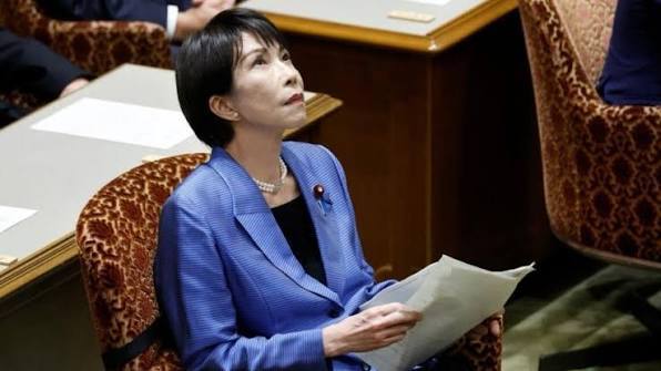 【社评：#高市政权越来越像个极端邪教#】10月17日，日本首相高市早苗以“内阁总理大臣”名义，向靖国神社供奉祭品。这是高市今年以来第四次向这处“战犯神社”献祭或供奉祭祀费，频率之高在日本历任首相中也不多见。同日还有多名内阁大臣、国会议员前往参拜，对“战犯神社”搞“首相送礼、部下进门”， ​
