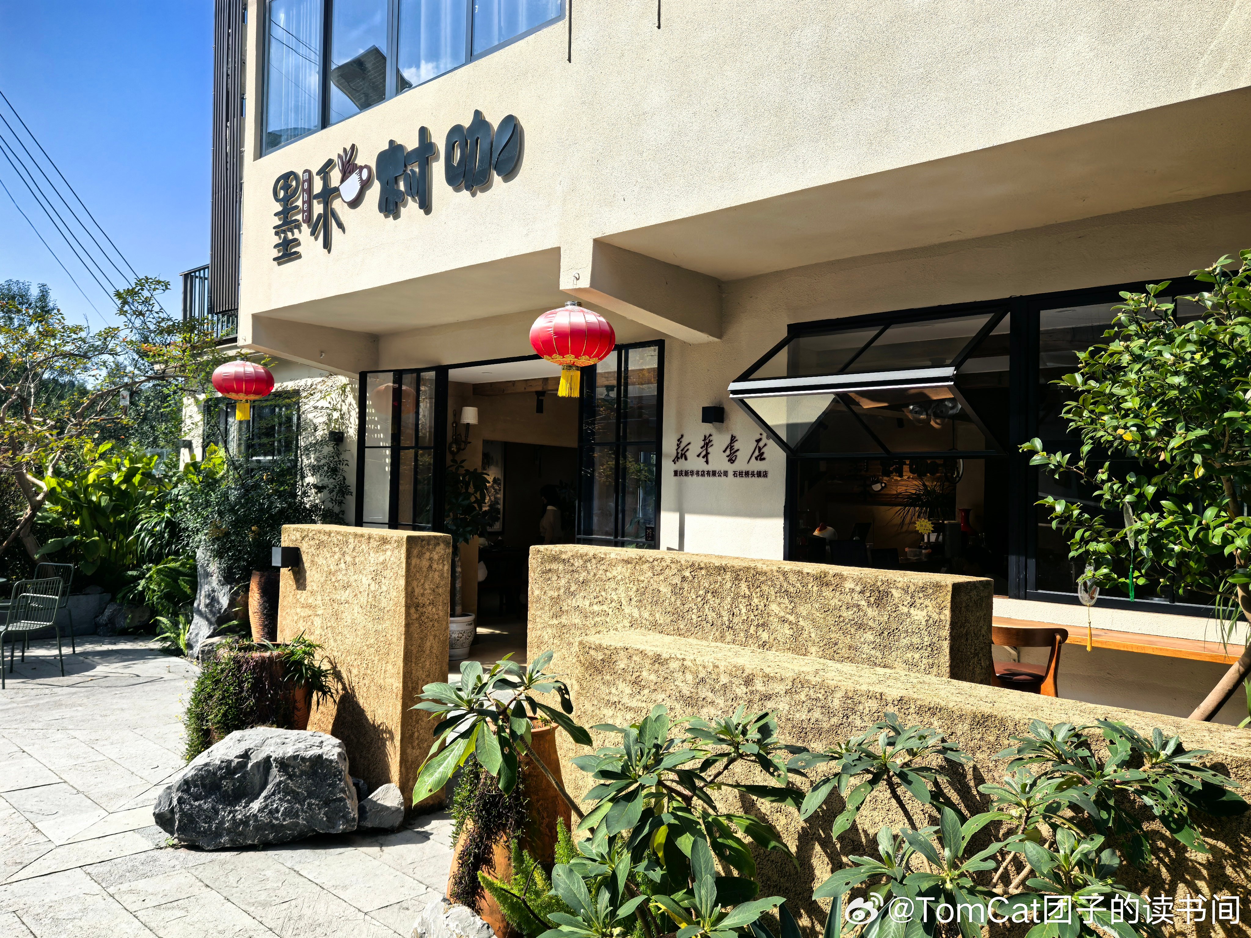 高质量发展看重庆 “马克思主义的最本质的东西、马克思主义的活的灵魂，就在于具体地分析具体的情况。”呆在在键盘前，哪哪都是困难，到群众中，处处都是办法：🔻各地要怎么发展，都要结合自己的实际情况——这个大家都知道，但是到了重庆市的石柱县，团座才大开眼界：这里有个桥头镇，镇上各个村，都有各个村的高招。🔻比如这个长沙村（是的，就叫“长沙”）：以前是在一条大山沟里，总共只有53户人，后来因为要修水库，这53户都整体搬到了现在的位置【图1】别看现在漂亮，当年可是脏乱差——因为本来就全靠种地，水库淹没搬迁之后，还是靠种地，后来年轻人一进城务工，只剩下了17户人家，啥事都没人管了，当然就脏乱差了。🔻脱贫攻坚和乡村振兴工作接连开始后，长沙村也在想：自己到底有什么资源禀赋优势，能发展什么优势产业呢？想来想去，发现自己实在没有什么其他优势，唯一有的，就是水库形成的5平方公里人工湖，给长沙村造就的这一片风景【图2、图3】。🔻很多人觉得，那就是要搞旅游业了？有啥稀奇的？🔻不不不，如果搞旅游业，这点...