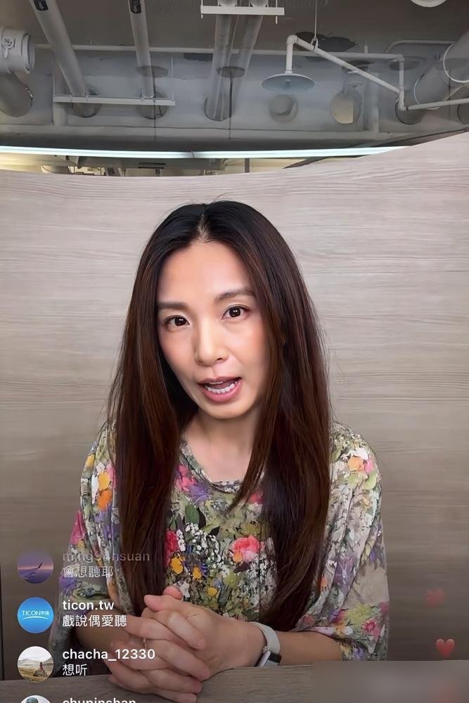 43岁田馥甄直播脸垮了，眼袋快掉到下巴，粉丝一边心疼一边狂刷“别太拼”。她直接甩话：S.H.E合体？顺其自然。翻译过来就是，没戏。
转头一看，她6场小巨蛋演唱会刚开票，实名制抽选，最贵5200块。新专辑12月发，吴青峰写的新歌里埋了S.H.E的谐音彩蛋。不请嘉宾，一个人扛6场。
一边靠情怀彩蛋拉