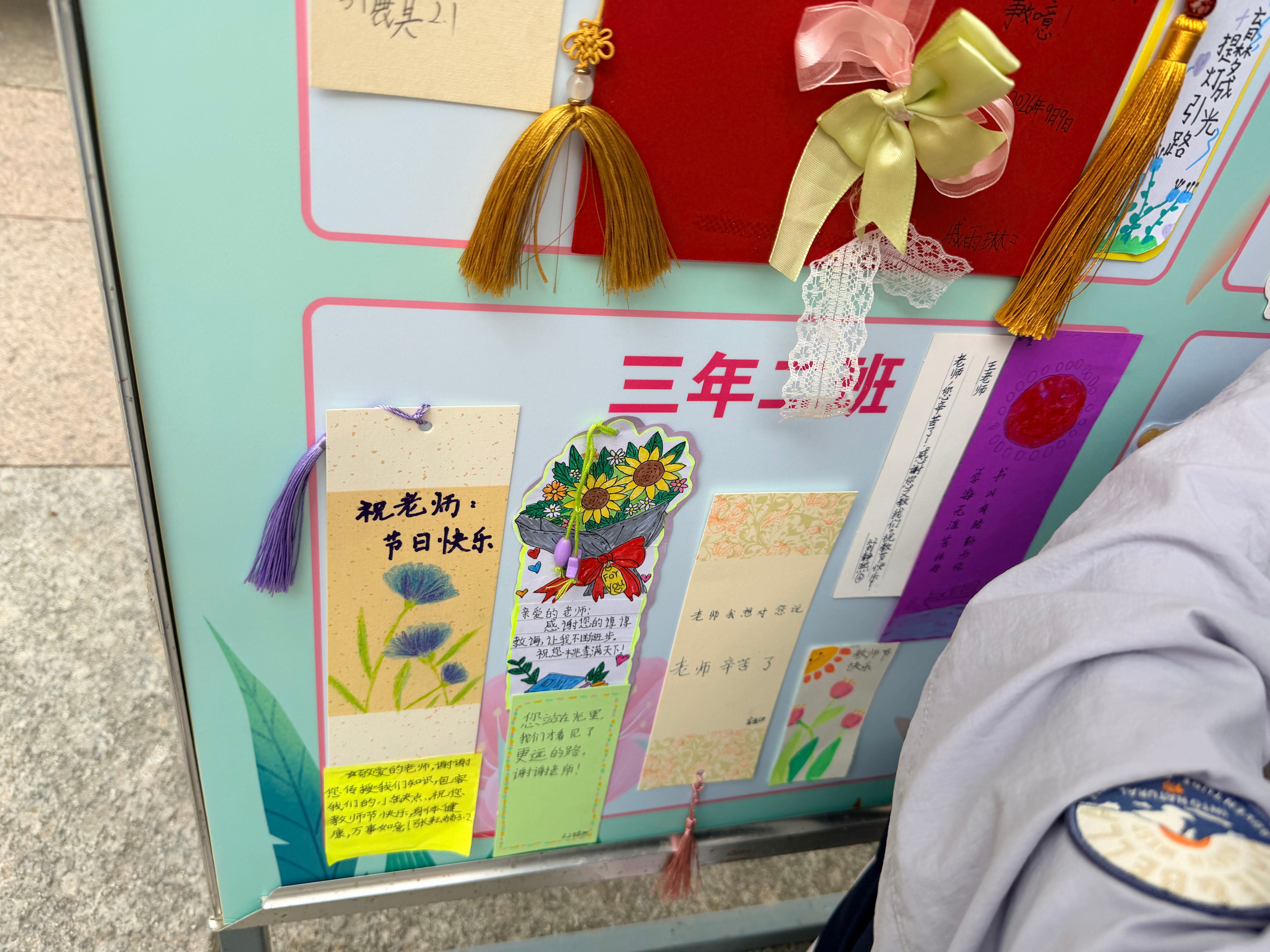 [喵喵]这就成老款爱疯了
上部爱疯11用了四五年
这部爱疯17pro用到明朗上小学吧[可爱]
💰不好挣了
手机价格太高了买不起了[捂嘴哭]
我是穷鬼👻
#老款iPhone价格不降反涨#
AI算力挤占消费级存储产能，内存价格暴涨，直接推高iPhone硬件成本。苹果低价库存耗尽，自身难以消化成本压力，此前已上调电脑 ​