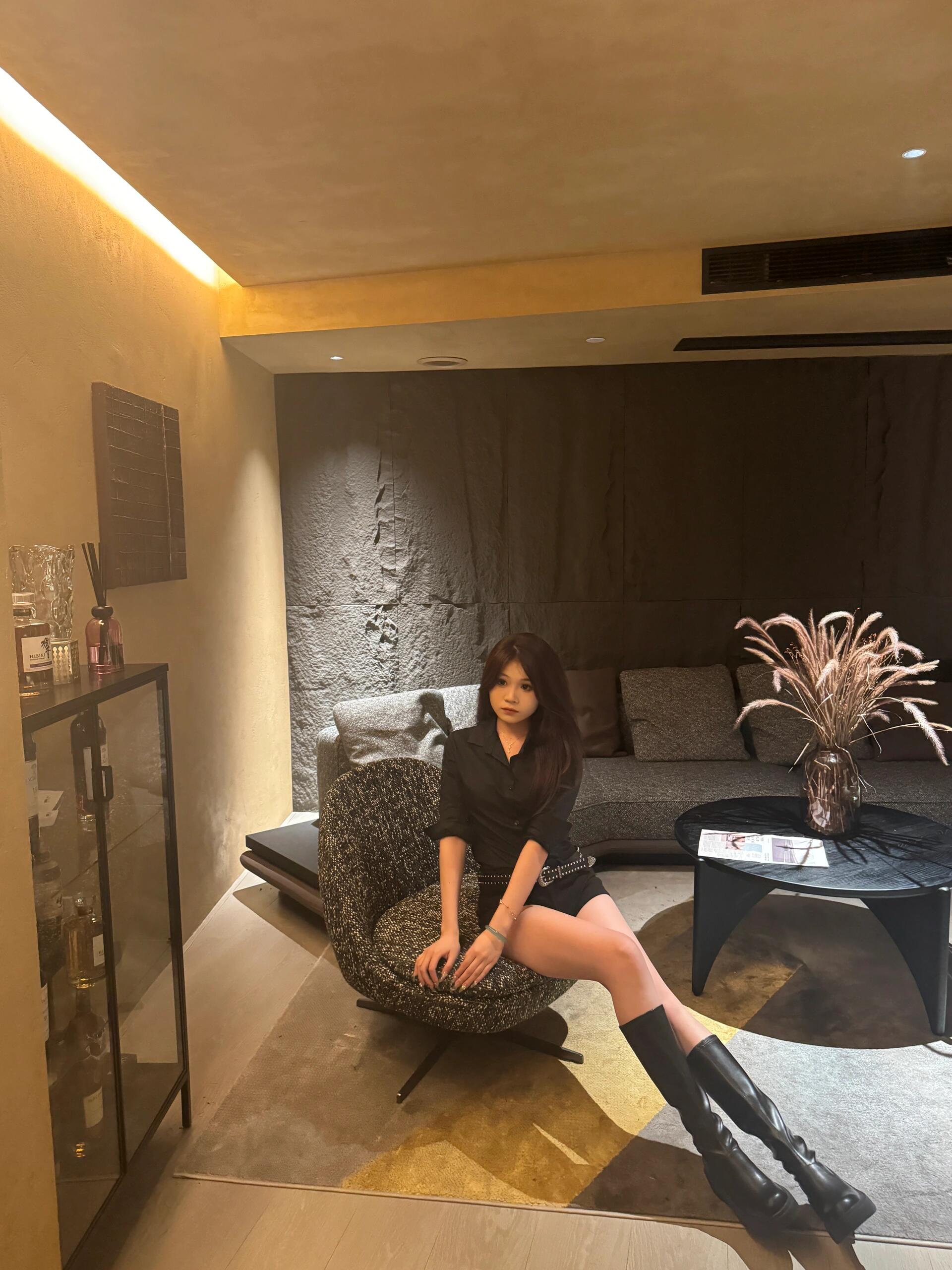 都市时尚少女的魅力，就藏在那一身黑衣黑靴里。想起巴黎女人的审美，她们选...