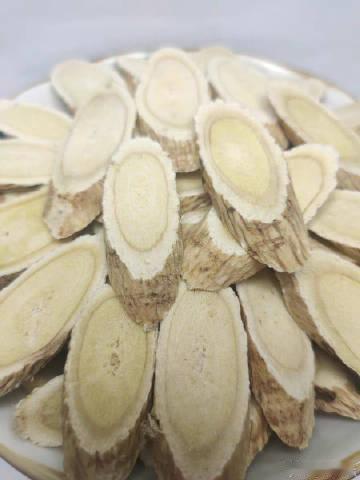 宝子们，今天是大寒。
阿嘉养生居 给大家配个暖茶：黄芪3—5片（十克内），枸杞十克内，红枣3—5颗（去核）。

黄芪，红枣可以先煮十五分钟到二十分钟左右，最后放枸杞再煮三分钟。

这款茶很适合这个季节，益气固表，补充能量。
抵抗力差，怕冷畏寒，容易感冒的朋友都可以喝。
（以上茶方来源于百度） ​