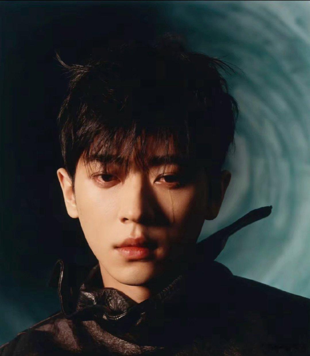 #丞磊[超话]#  可塑性很强的你
23年的gq杂志 ​