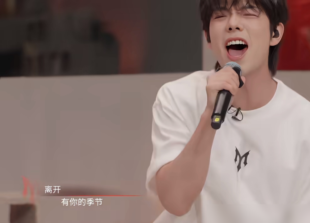 谁敢信，跑调专业户曾辉竟然在无修音直播里逆袭了。
《披荆斩棘》二公小考，孙楠、曾辉、张卓尔合唱《一路向北》，硬生生拿下81分。这回全靠队友硬拽。孙楠亲自上大师课稳住底盘，张卓尔更狠，一对一陪练死磕，把嗓子都练哑了。
为了找准音，张卓尔甚至给曾辉发明了把一路发音成阿姨的奇葩技巧。就这么一句句抠，硬