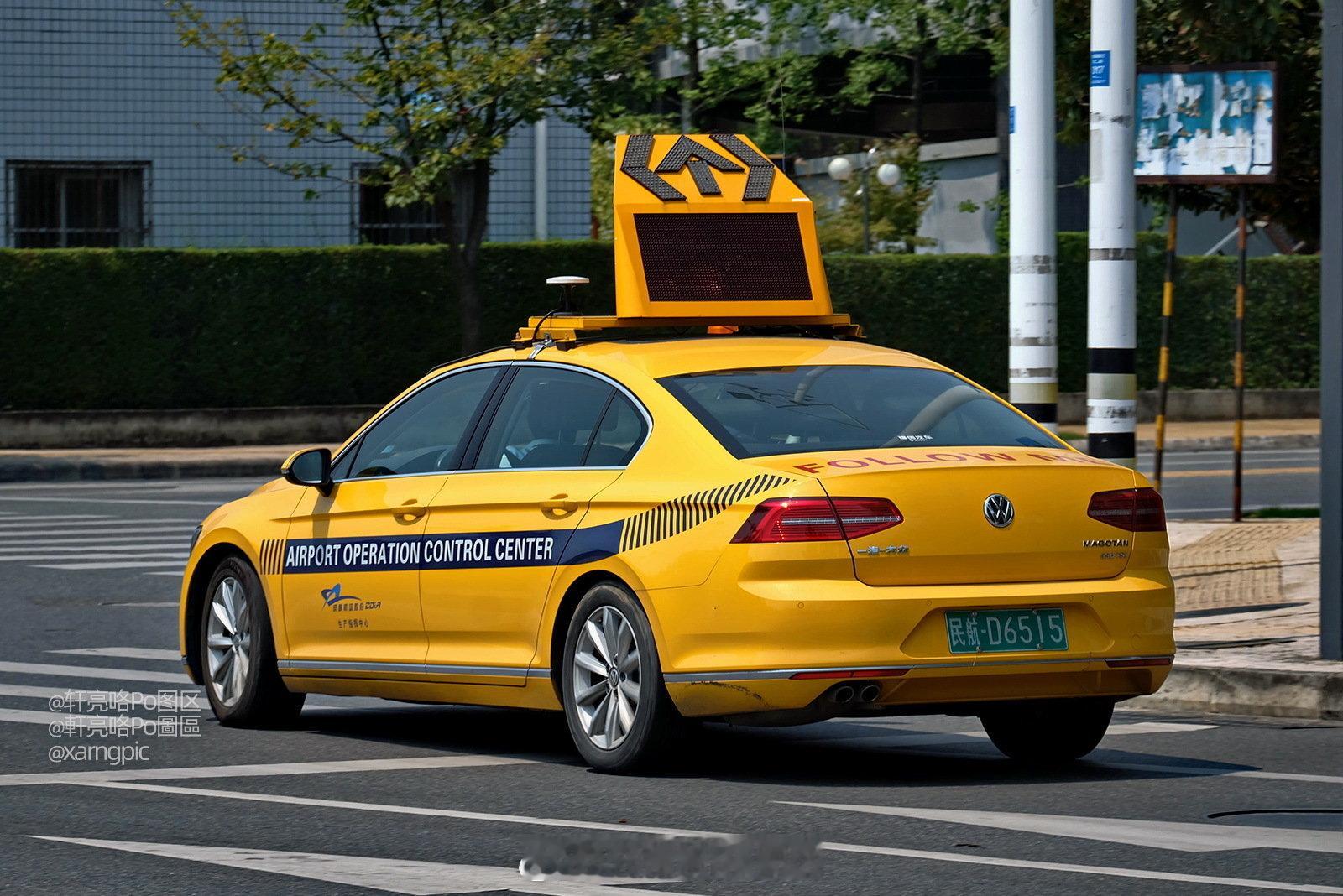 成都机场的一汽-大众迈腾B8巡查车（Volkswagen Magotan B8）。

基于MQB平台、2016年发布的大众帕萨特B8，
来到中国后，
欧洲正统设计的款式，
依旧是由一汽-大众负责生产销售，
上汽大众生产的则是中美特供的款式。

明显，
纯欧血统的迈腾B8更加好看，
穿上制服当起工具车，
那就更带感了。 ​