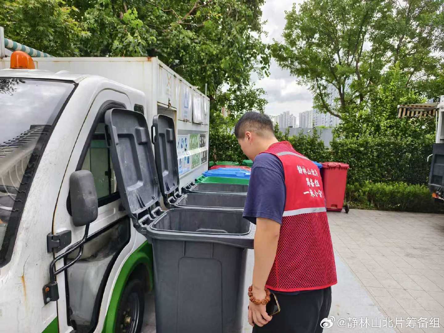 8月24日，闲林街道静林山北片筹备组工作人员开展垃圾分类日常检查。 ​