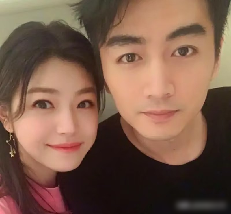 同走红毯，陈晓全程黑脸，陈妍希全程赔笑！
之前好几次双人公开活动，不管是红毯还是采访，陈晓要么不和陈妍希对视，要么径直拿走话筒，半句话不多说。和身边一直挂笑回应的陈妍希，反差拉满。
昨天刚出的新闻挖旧料，陈晓打大学起就不爱合群，他自己也说，演员没必要把私生活摆上台给人看。现在他专心拍戏，外界怎么