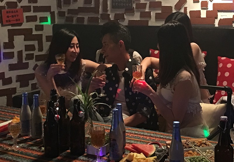 北京一对夫妻的感情账本，被一笔笔特殊金额的转账彻底撕开了。已婚男季波三年里往一个KTV女服务员账户里砸了181661元，520、1314层出不穷，情人节、七夕、5月20日一个不落。2026年1月妻子冷艳翻出手机账单，天塌了。
时间倒回2020年12月。季波是KTV包间的常客，宋婷在那里做服务员，订台