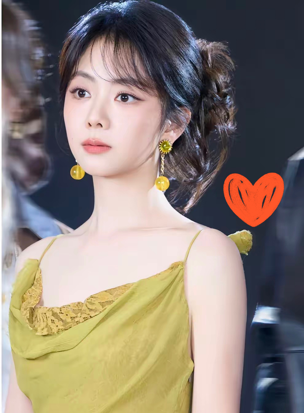 好演员，读懂角色，才会诞生动人的表达。
不少网友看完谭松韵这段采访后感慨，看完就能明白演员吃透角色有多重要。

采访中记者向谭松韵提问：如果为《兰香如故》里，她饰演的许兰香和郑合惠子饰演的杜翠雀，16年后对决的名场面写一句文案，她会如何构思？

谭松韵稍作思索，给出了这样一句话：一灯微弱，可千灯明亮