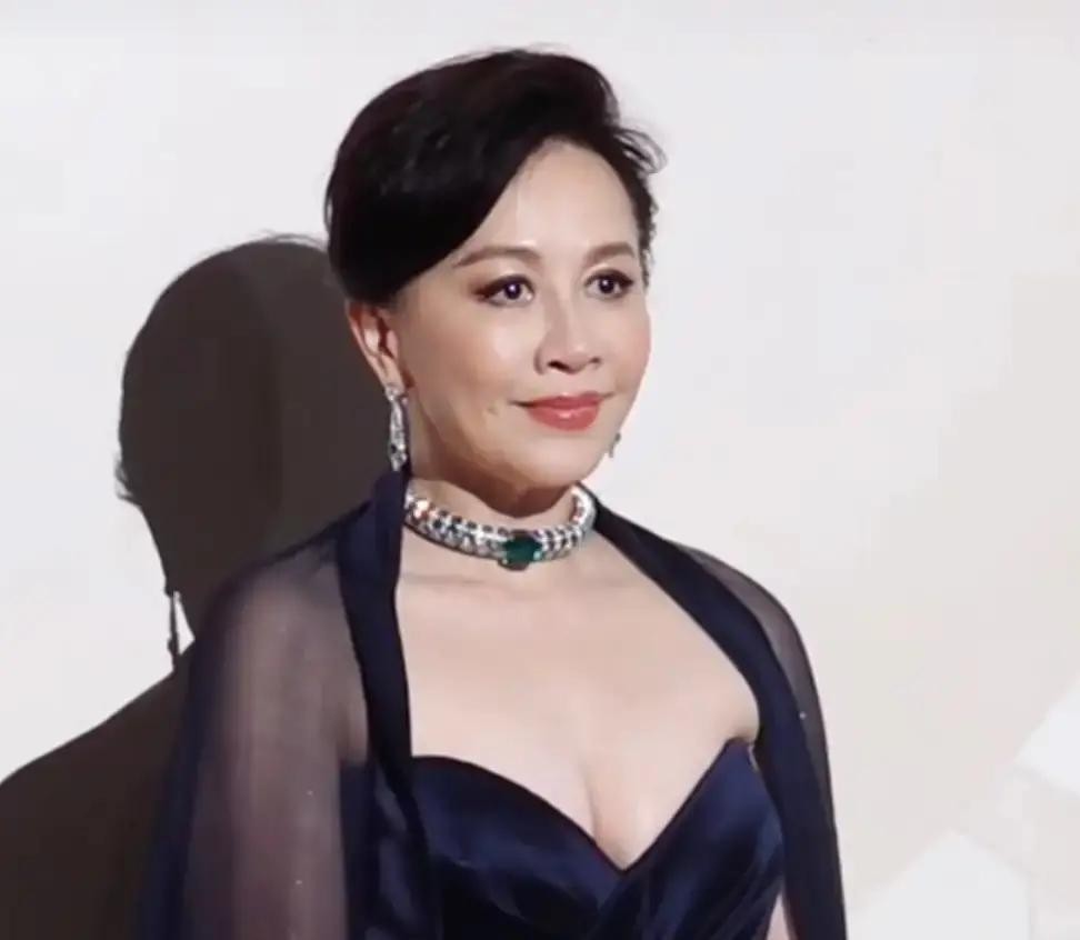 刘嘉玲60岁脸上找不到一个斑点，她为这效果连续18年每周雷打不动做3次专业皮肤护理。

20年前她拍戏故意晒成小麦色，现在全没了。那年头网友骂她白是拿钱堆的，普通人学不起。也有人酸：60岁保养再好，还不是因为有钱。

她每年花100万在护肤上。光托运护理品就装两个20寸行李箱。上周上海街头有人撞见她
