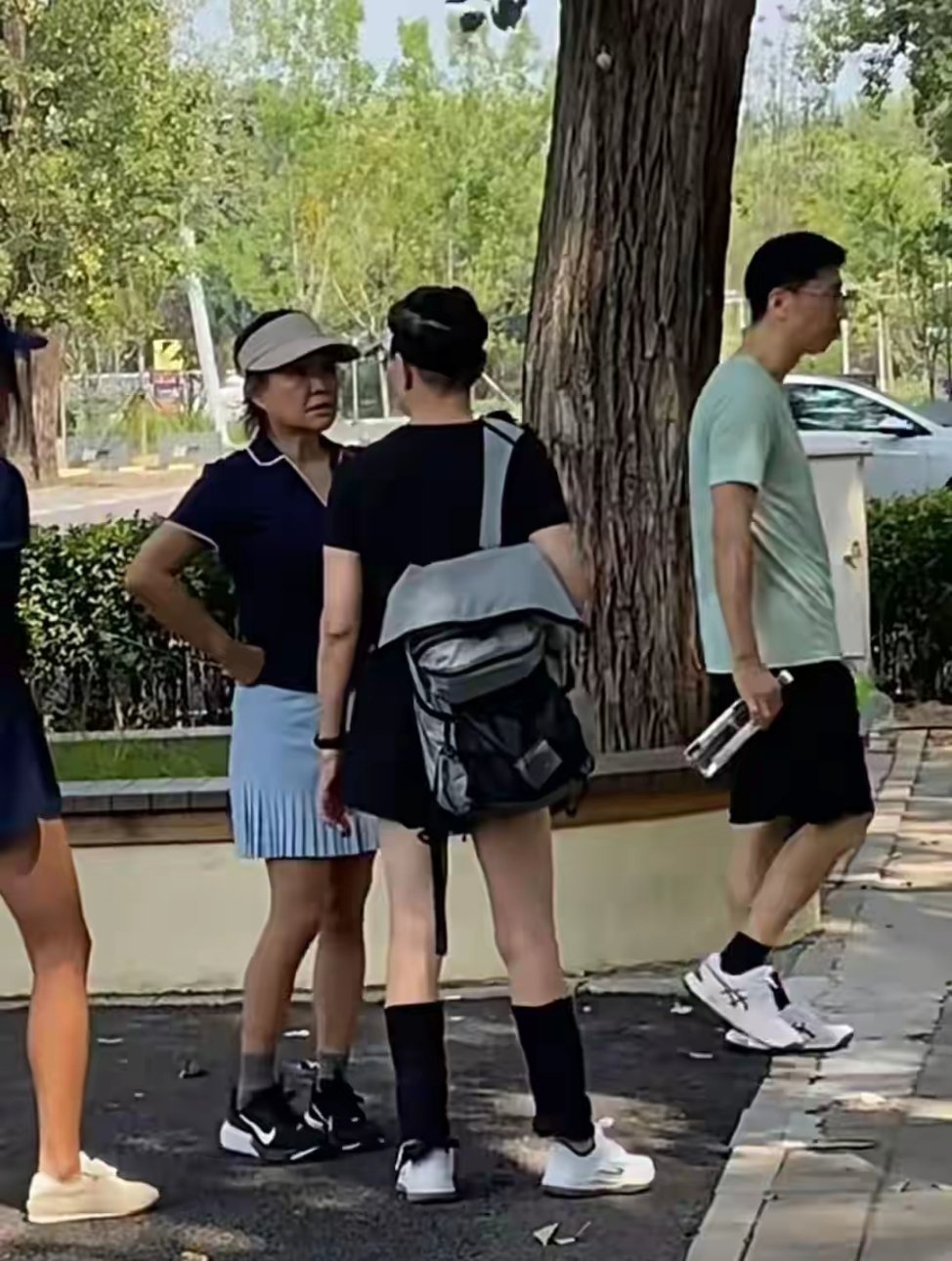 宋丹丹和李静现身朝阳公园跑步锻炼，被路人偶遇拍照。照片里，66岁的宋丹丹一身运动装扮，步伐轻盈，腿部线条紧实有力，肌肉轮廓清晰可见，这状态，说是30岁出头都有人信。 ​