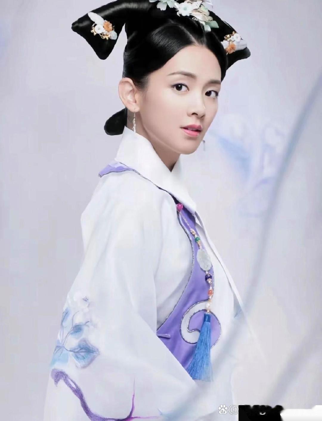 海报上那么好看的妆造为啥都不用
最后一张好像回到了《画皮》的时候 ​