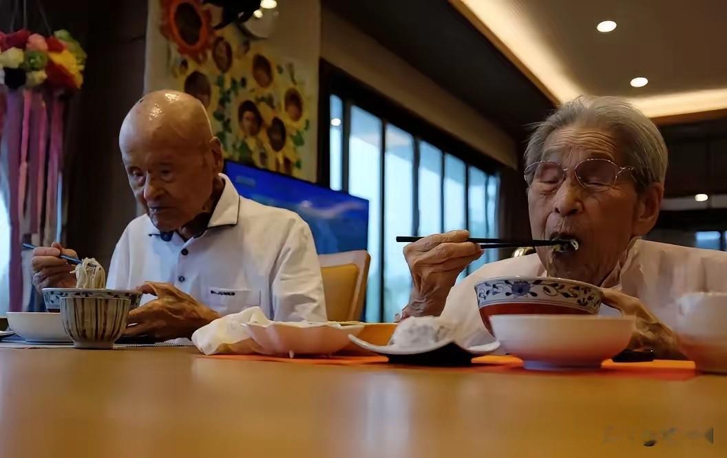 一个七十来岁的日本老人，在甘肃某景区售票窗口，掏出护照，要求必须免票。理由是“我在别的地方都免费”。中国售票员丝毫没有惯着，一句话顶回去：七十岁以上免票，是中国国籍老人的待遇，您这护照不行，该买票买票。老人身边跟着翻译，反复强调别处的惯例，售票员始终没松口，老人最后掏钱买了全票。

这事真的太解气了