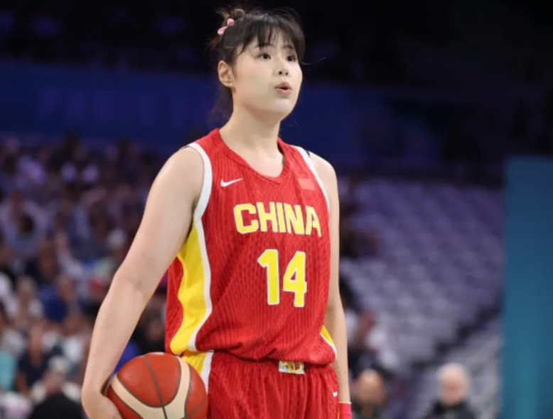 核心缺阵内线塌天 女篮咋打世界杯,名单一公布，不少人盯着屏幕看傻了眼。盼了大半年就等女篮三塔亮相柏林，结果核心中锋李月汝落选，原因让人哭笑不得：护照在美国邮寄途中丢了，人赶不上报名截止。
别急着骂人，这事透着荒诞但也无可奈何。李月汝是2022年世界杯亚军的绝对主力，巴黎奥运会队内的得分王兼篮板王，在