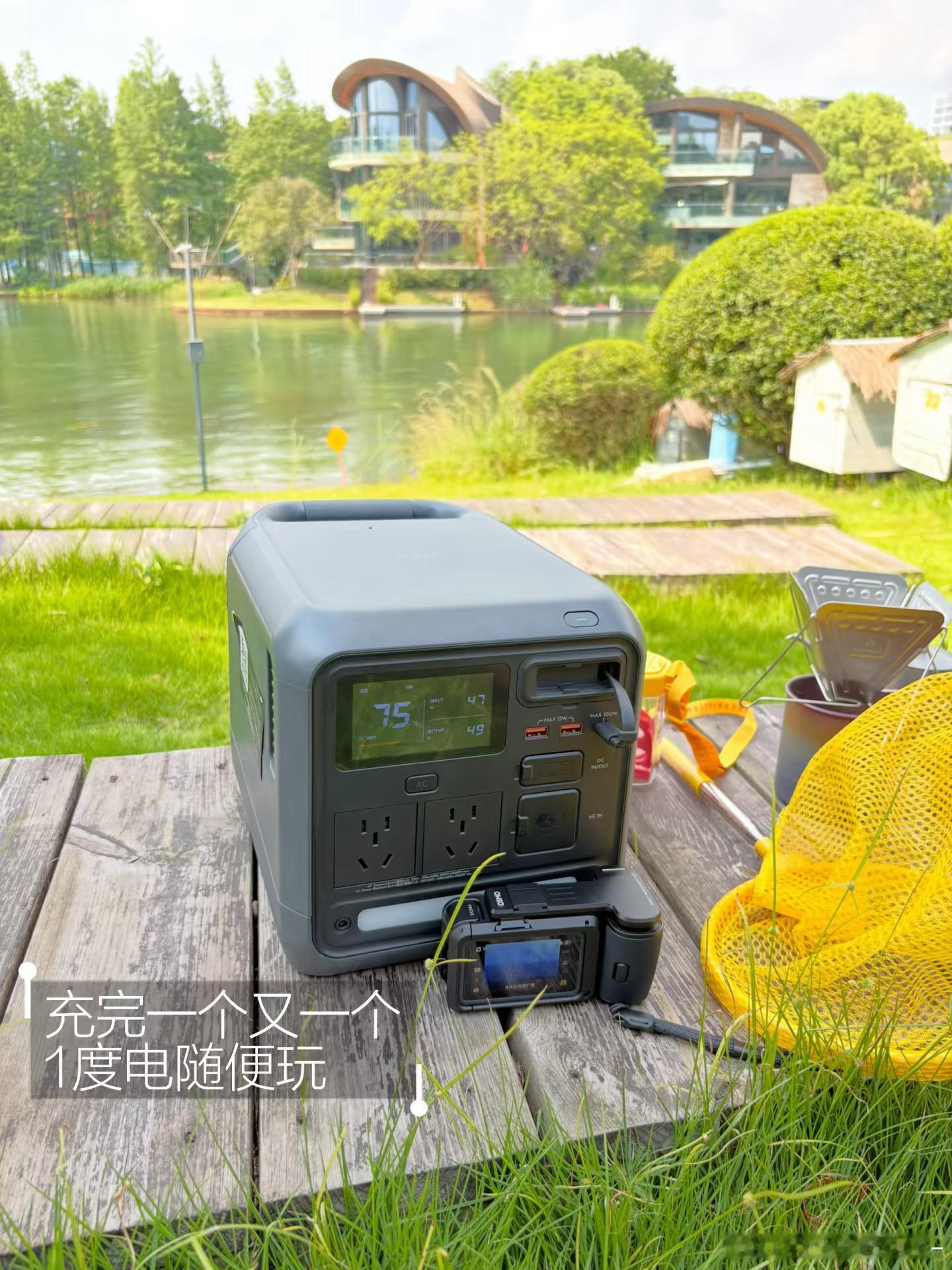 卡卡角角都夯爆了！逛新地标、湖边露营🏕️
麓湖真的每个角落都在搞事情！
 
最近新开了一个叫 「CorNori角落里」 的地方——四川话“角落里”的谐音，Cor是角落，Nor是邻里。1万平的山谷里藏着5栋建筑，五个品牌都很有意思：
 
☕ 川纳万海：沉在山谷里的独栋咖啡，安静得不像话
🍞 屋裡Union Bak ​