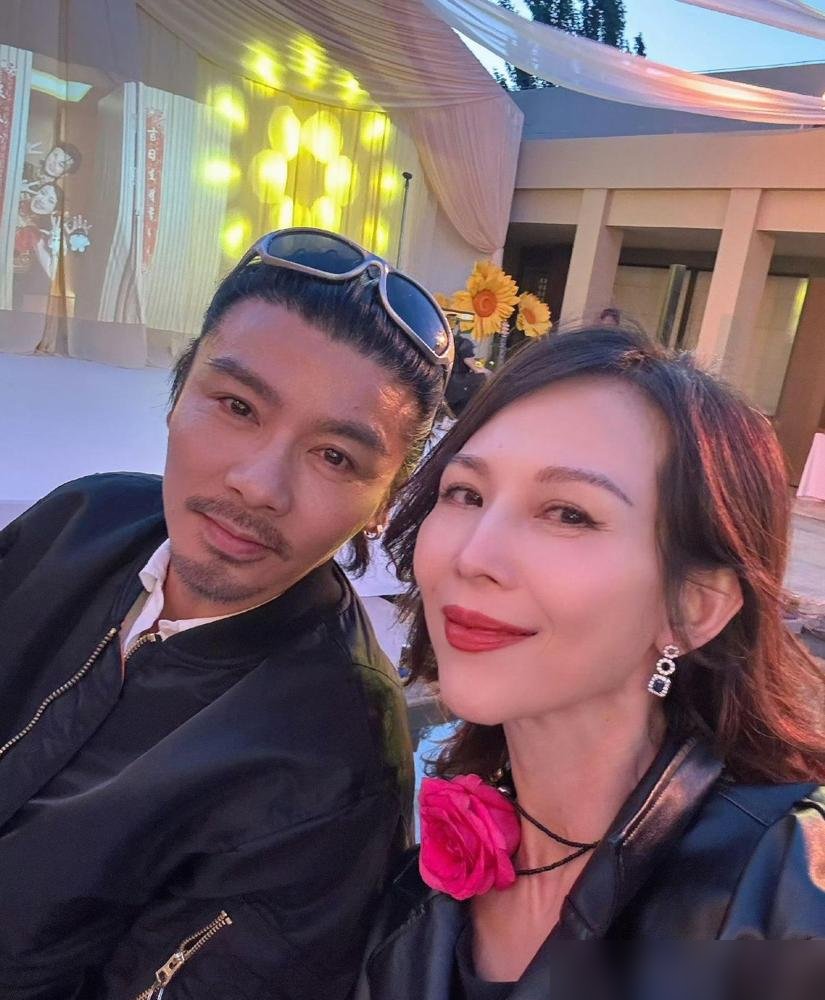 蔡少芬以前一吵架就喊分手，张晋不哄，直接把她行李收拾好，送她去机场。
她当场傻眼，走也不是，留也不是。张晋就一句话：你不是要分吗，我帮你。
从那以后，她再没提过这两个字。
狠人从来不放狠话，他只把你说的话，变成现实。
现在两人结婚18年，张晋今年心脏堵了80%，做了通波仔手术。蔡少芬寸步不离