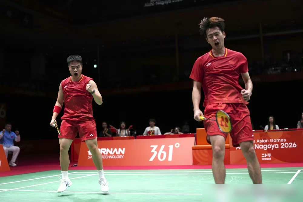 梁伟铿杀疯了。决胜局21比9，把世界第二的印尼组合直接打崩。第三局梁伟铿后场重杀，球球奔着边线死角去，对面连起球都费劲。王昶就堵在网前，发接发直接拿分，封网封得对面没脾气。第一局21比17磨下来，第二局13比21丢了，换别人心态早炸。他俩倒好，决胜局上来就抢，多拍拉扯硬是把印尼人拖垮了。赛后梁伟铿来