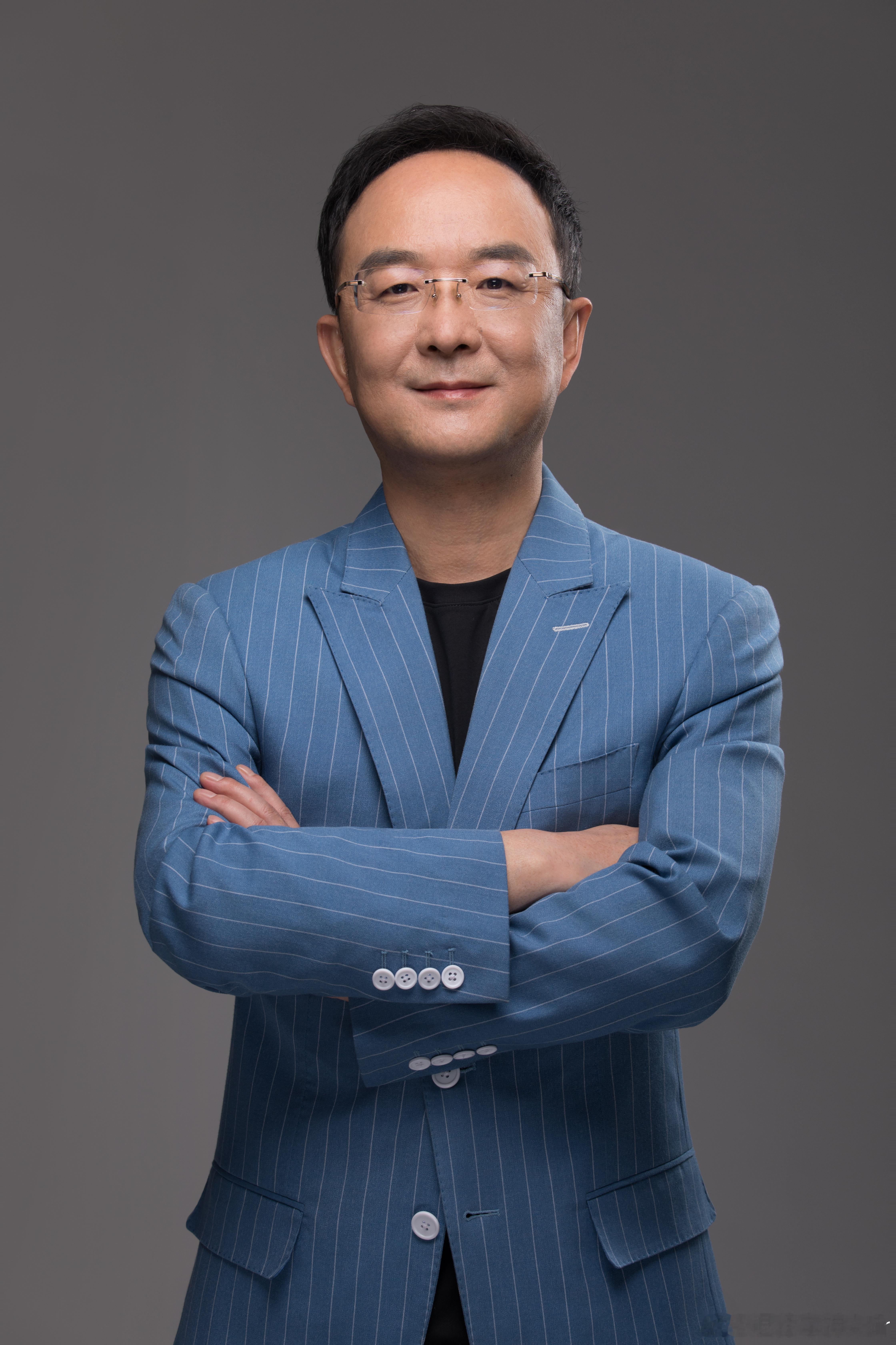 李书福交棒，吉利开启职业化治理新阶段吉利汽车官宣管理层大调整，8月18日起，李书福辞任上市公司董事会主席、执行董事，出任终身荣誉主席，继续执掌吉利控股集团。安聪慧接任上市公司董事会主席，淦家阅出任行政总裁，桂生悦转任董事会副主席。这并非创始人离场，而是一次标志性的制度性交棒。安聪慧、淦家阅都是吉利体系成长起来的核心骨干，熟悉业务与企业文化，内部提拔的班子最大意义，在于最大限度保证战略延续性。桂生悦岗位调整，也是为了打通董事会和经营层的沟通，落地职业经理人授权经营，做实“一个吉利”的协同战略。放到整个行业看，国内很多民营车企，都是靠着创始人的魄力闯出来的。但电动化内卷、企业规模越来越大之后，仅依靠个人意志驱动，已经很难适配上市公司的现代化治理需求。企业传承，早已不只是人事更替，而是组织、制度、价值观的接力。李书福把汽车行业形容成一场没有尽头的马拉松，人与制度才是长跑的底盘。当然职业化之路也并非坦途。新团队要平衡资本市场期待、短期业绩和长期技术投入，“一个吉利”的整合，也要在集中资源和...