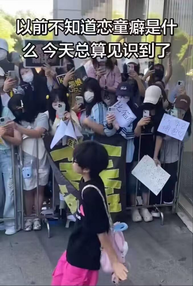 刚刚！时代峰峻被曝大规模解约，内娱要变天了？

今天的瓜，属实有点大。

凌晨时分，一则关于时代峰峻旗下多名练习生疑似“集体解约”的消息突然在饭圈疯传。起初还以为是营销号在带节奏，没想到短短几个小时，相关话题直接冲上热搜，连不少圈内人都开始下场暗示“这事儿不简单”。

要知道，时代峰峻在内娱养成系这