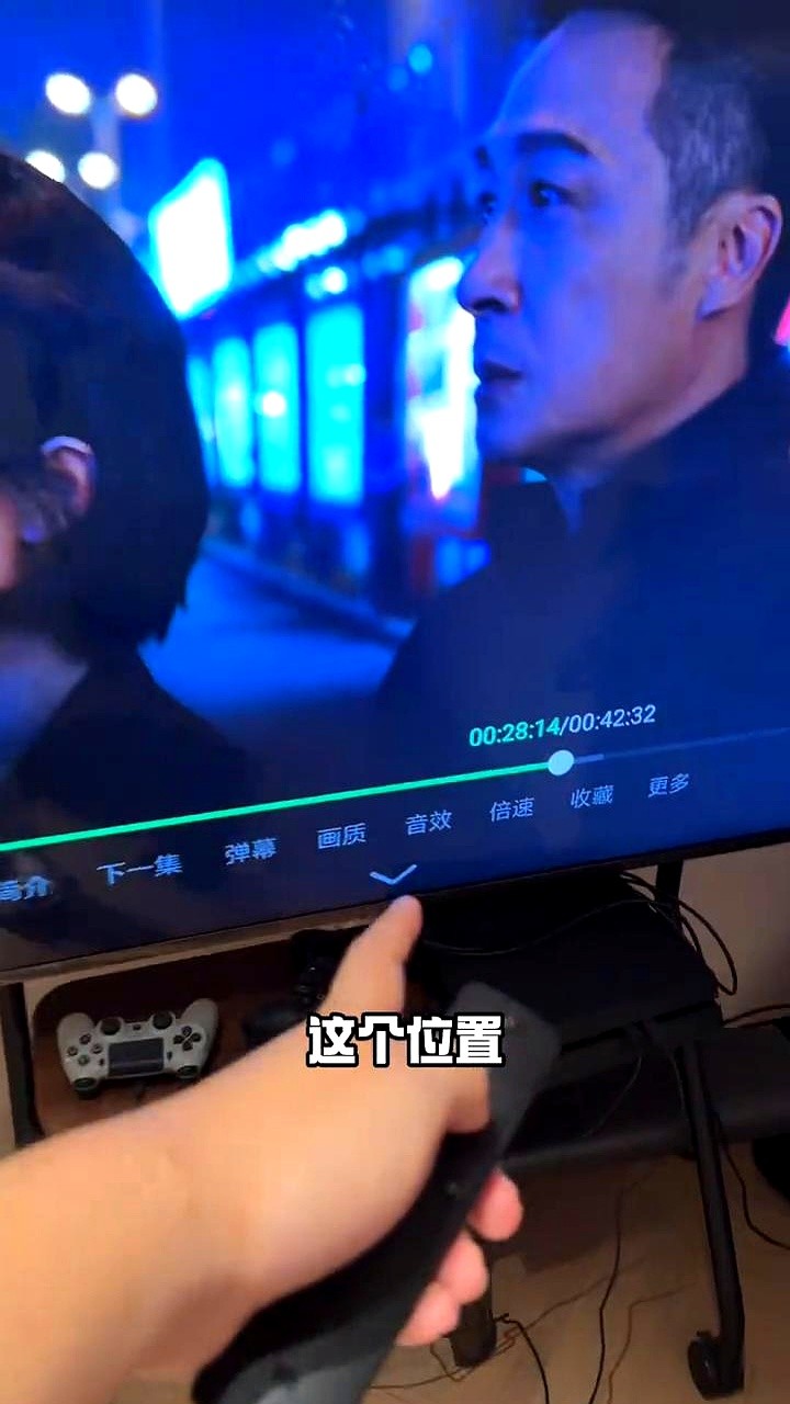 去搜《蝉》第九集28分19秒，按下暂停键放大，那个一闪而过的脸真不是我。

这剧最近热度挺高，吴镇宇和钟楚曦对戏看得人直拍大腿。昨晚熬夜追剧，盯着屏幕我突然愣住，这群演的神态简直像在照镜子。

抛开这撞脸的巧合不说，眼尖的估计早看出来了，这剧大片大片的街景全是在柳州拍的。那街头巷尾的烟火气都快溢出屏