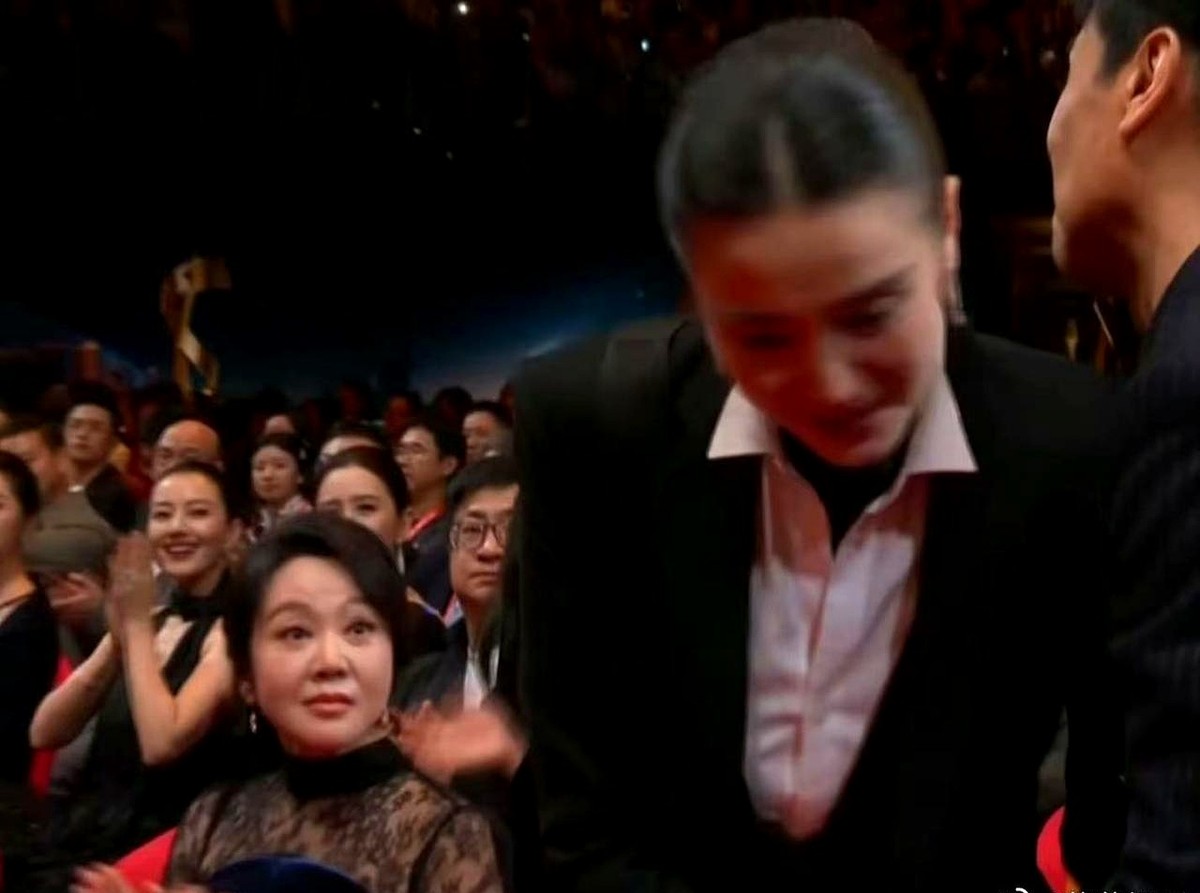吴越说过一句大实话：“提名靠努力，得奖靠运气。”

这次三大奖项，闫妮全都拿了提名，结果最后颗粒无收，全程陪跑。

现场她连场面上的笑容都挤不出来，看着确实难过。

其实能拿到这些提名，就已经说明大家认可她的努力了。

拿不拿奖真得看运气，这不代表她演技不行，以后接着加油就行。
