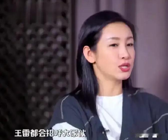 演员秦海璐在一次访谈中，聊起早年和王雷一起拍戏时的往事。
 
那是一部家庭情感剧，拍摄任务不轻。
 
让她印象特别深的，倒不全是戏里的情节，而是戏外一顿接一顿的饭。
 
用她的话说，整个剧组的气氛，几乎就是被这些饭给“喂”出来的。
 
导演宣布禁令的第二天，收工时现场安静了几秒。王雷搓了搓手，看看导