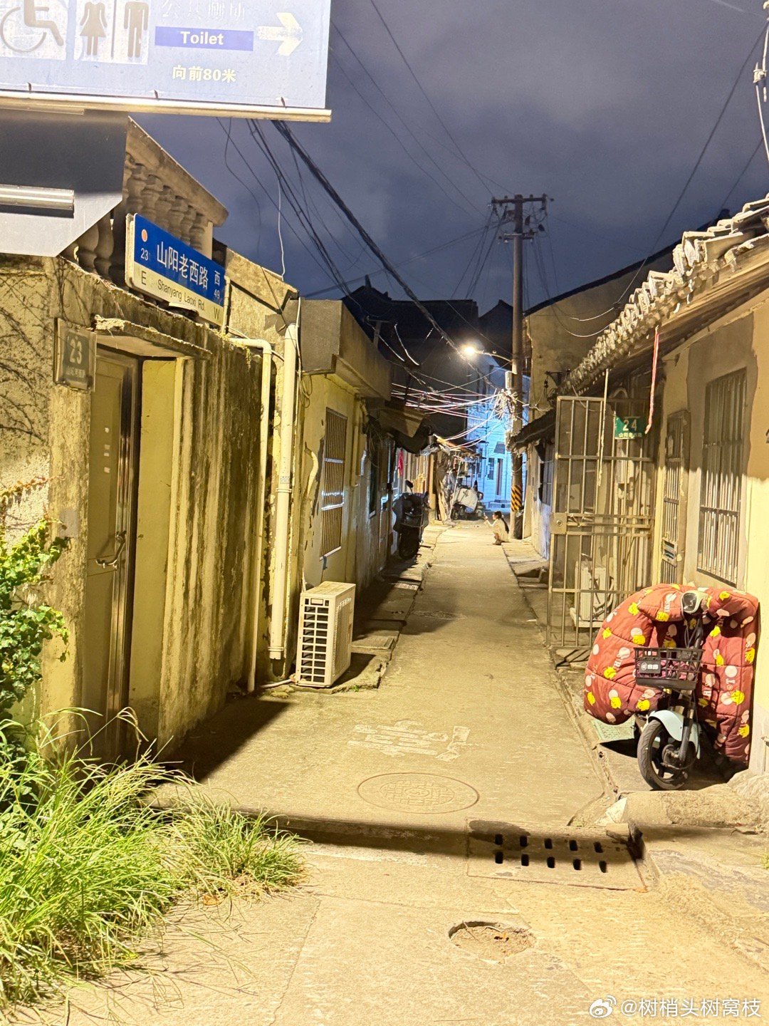 260826，
中午出去吃饭，
回来兜到汽车修理铺，
接着开汽车过去，
手势不同，店主一装灯泡，我就看见亮了，也去我是离开一段距离，所以更能观察到，
以后要是碰到这样的事，盲装，眼睛看着灯泡亮不亮

网上查了大灯总成的价格，也就180元一个
但店主说，安装很麻烦，要有烘房，要上胶水

安装肯定比灯 ​