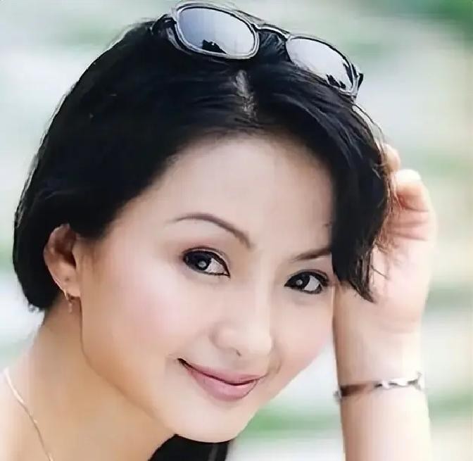 后排安全带严查刷屏这一年，26年前“香妃”刘丹因没系带被甩出车窗，同车两人只受了轻伤
2026年4月，“全国严查后排安全带”的消息在社交平台刷屏，随后被多地交管部门辟谣：所谓“新规”并不存在，后排系安全带的规定自2004年《道路交通安全法》施行起就已生效
但辟谣归辟谣，公安部交管局最新披露的数据摆在