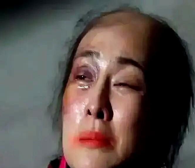 张凯丽女儿张可盈在《让我来唱》里把一手好牌打得稀烂，选导师环节先被胡彦斌婉拒，郝蕾主动递台阶她居然晾着人家继续追胡彦斌，郝蕾当场收回邀请，萧亚轩再给机会她张嘴就是不行搞不定，最后站台上哭得假睫毛都粘话筒上了。蔡国庆气得拍桌子说娇气可以回家别占着舞台当公主，这话一点没冤枉她。观众反感的从来不是谁家孩子