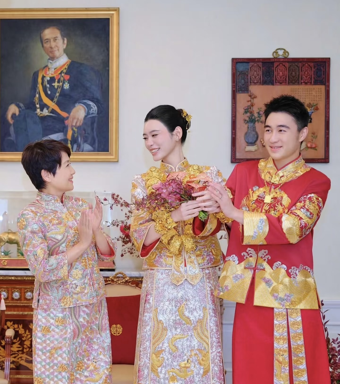 别神化奚梦瑶，但也别酸：她最稳的是“不装赢家”

我最烦两种稿：

一种“奚梦瑶手段王，拿捏何家”；

一种“命里带运，俺们凡人别比”。

然而真相中间：

她有底子（东华科班、维密翅膀、台步第一档），

有分寸（麻将局不急眼、请柬不抢戏、在婆婆前微俯身），

有后手（时尚圈没断、EMBA 在读、自