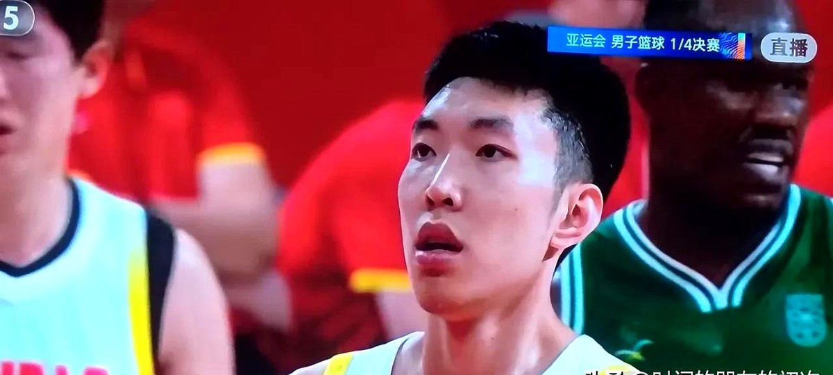“廖三宁和崔永熙是表兄弟？”记者刚递上话筒，廖三宁连连摆手。

压根没半毛钱血缘关系。网传满天飞的姑舅表亲论，纯粹是有人为了流量瞎编乱造。

真相其实很简单。两人就是同城发小，廖三宁从小跟着崔永熙他爸在球场上练球，天天混在一起，硬生生被外人传成了亲戚。连AI搜索都直接打脸这荒唐谣言。

别再跟风拿血