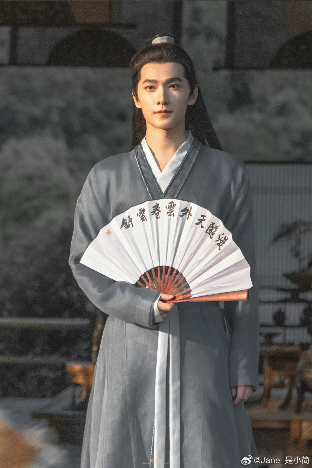 🪭内娱男星古装持扇合集｜一柄扇子，撑起不同古装角色的气质。

同样一把折扇，有人摇出温润书卷气，有人摇出腹黑破碎感，也有人自带江湖侠气。田嘉瑞、罗云熙、刘学义、龚俊、丁禹兮、杨洋，你偏爱哪类持扇人设？ ​