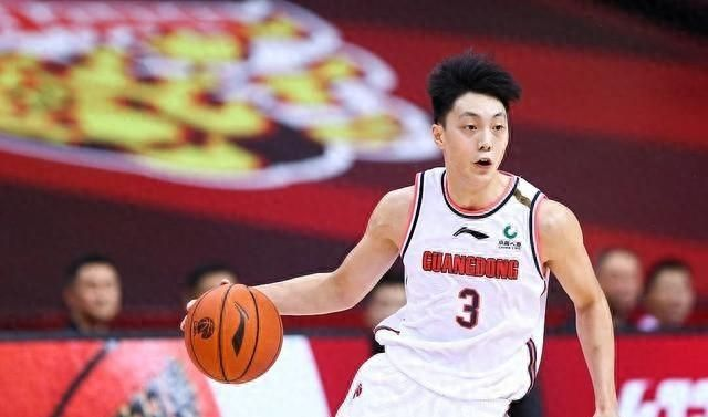 两场小组赛打完，一组刺眼的后场数据对比瞬间在球迷圈里引爆了口水战——19岁的小将李悦洲两战13投10中手感热得发烫，而身为队长的胡明轩两场加起来却仅有8投2中。超过50%的命中率鸿沟，让网络上“胡明轩该主动让位”的呼声铺天盖地。
 
然而，这种抛开防守负荷与战术生态的单一数据狂欢，究竟是戳中了老将状