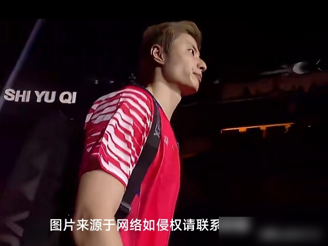 国羽男单一夜崩盘，训练时就赢不了球，这还怎么打？
石宇奇赛后一句来之前训练就很崩溃，状态差到找不到感觉，直接戳破了窗户纸，他坦言自己没啥信心。这不是找借口，是现实，上午刚打完64分钟逆转苦战，晚上10点接着打，30岁的老将，背伤、跟腱旧伤缠身，体能早就透支了。
另一边，卫冕冠军李诗沣也是，团体赛