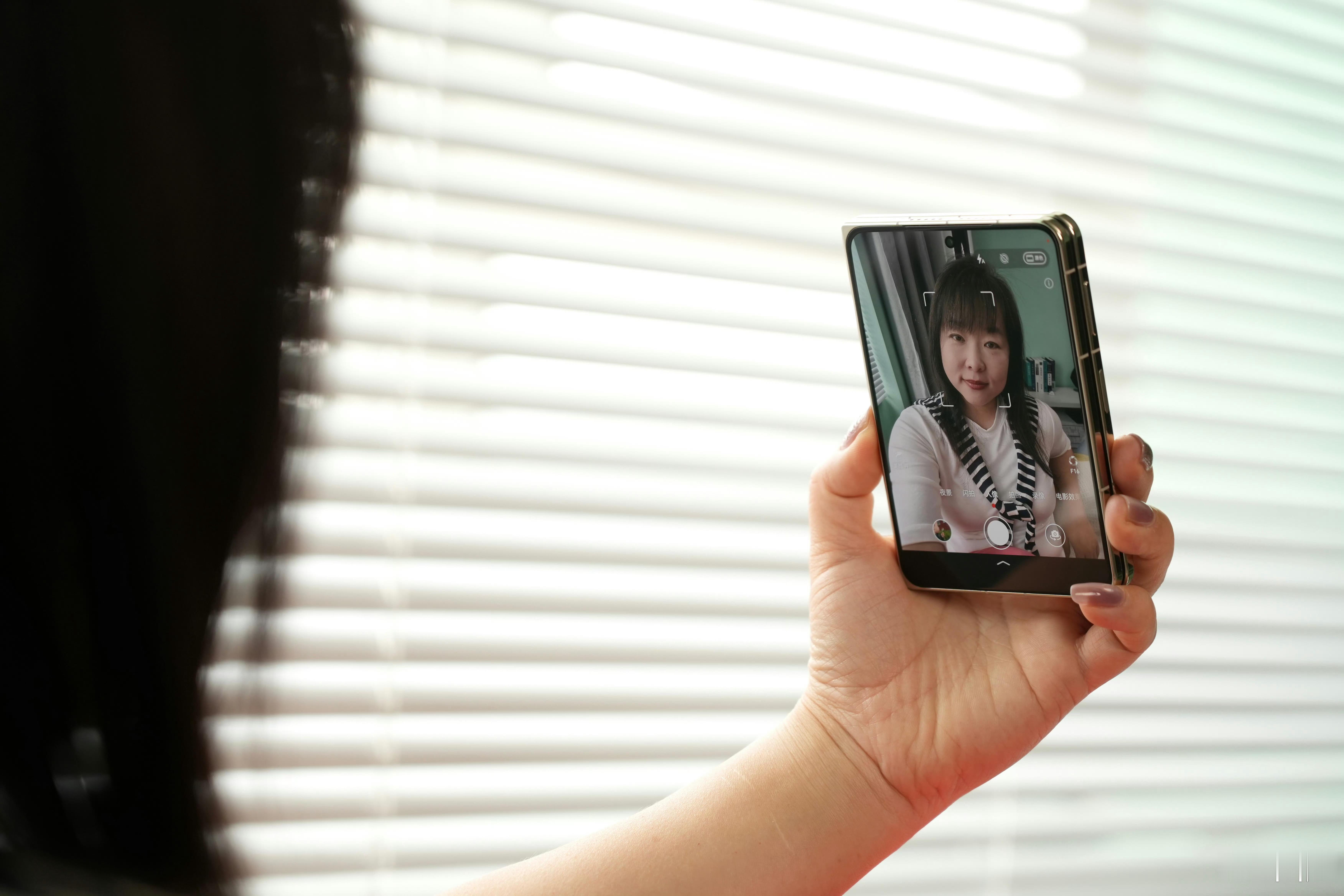 #第一批排到iPhoneDuo的人后悔了吗#
iPhone Duo这波首发看了一下，除了少了Face ID，整体硬件配置还是可以的。但是现在很多槽点还是归结于软件生态的适配度，不过想到苹果的能力，估计过段时间没适配的APP也都能搞定，就是需要等等，难为强迫症了，这时候再看看手里的华为Pura X Max就觉得更香了，毕竟 ​