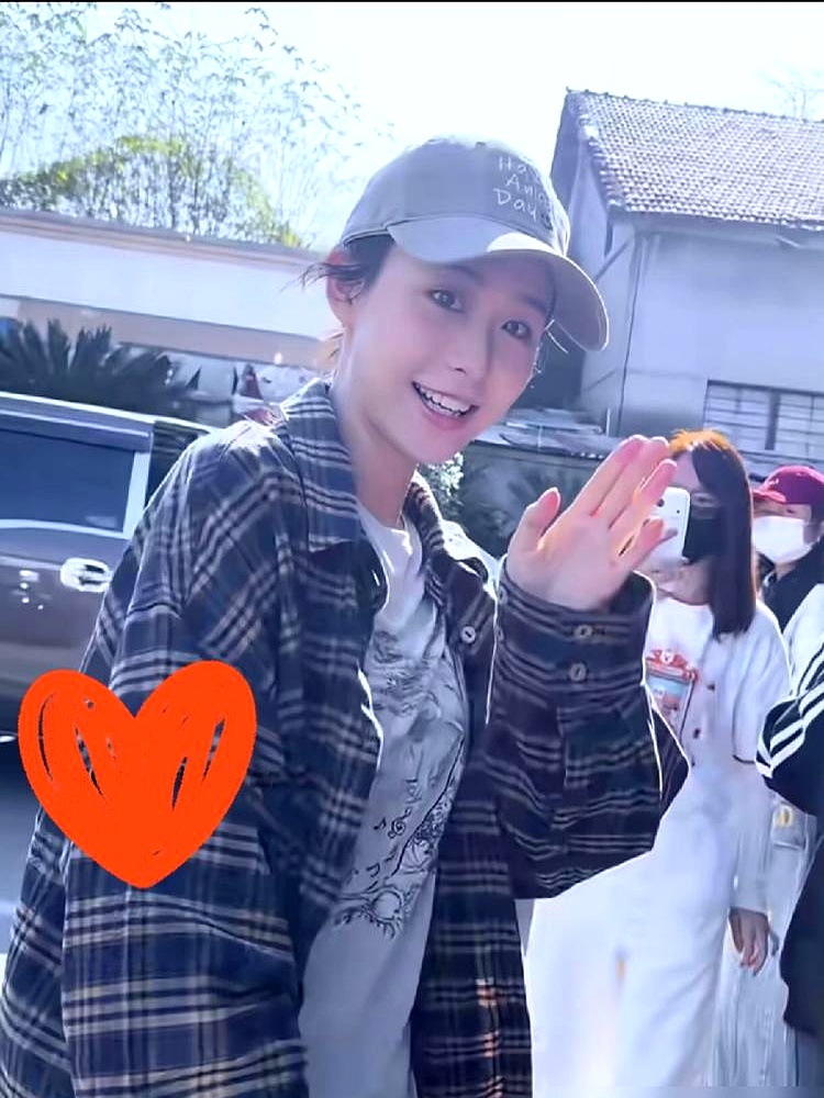 大剧，30天拍完，女主角换人了。
 

翟子路挑大梁的谍战剧《红色密码》，10月8号在横店影视城办了开机仪式。
 

原定好的李思潼没了踪影，现场亮相的换成了王晓慧。
 

很多人都在纳闷这个王晓慧到底是哪路神仙。
 

非三大艺术院校科班出身，履历表上干净得就演过一部院线片，结果一转身直接空降成了