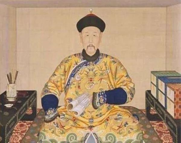 雍正到底是不是篡位？康熙晚年的“九子夺嫡”，其实是一场生死局

在清朝所有皇帝里，雍正绝对是争议最大的人之一。

喜欢他的人认为，雍正是清朝最勤政、最有执行力的皇帝；讨厌他的人则始终怀疑，他的皇位来路不正。

尤其一个流传了几百年的说法，很多人到现在还深信不疑。

据说康熙临终遗诏本来写的是“传位十